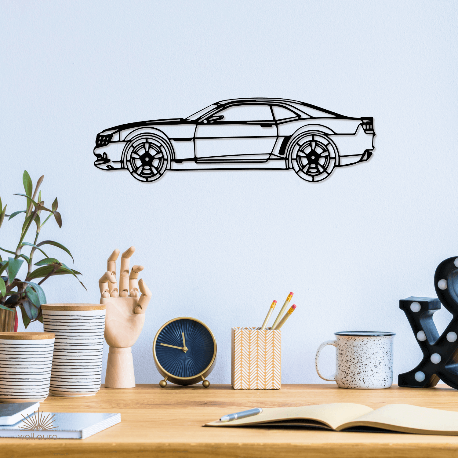 רכב ממתכת לקיר