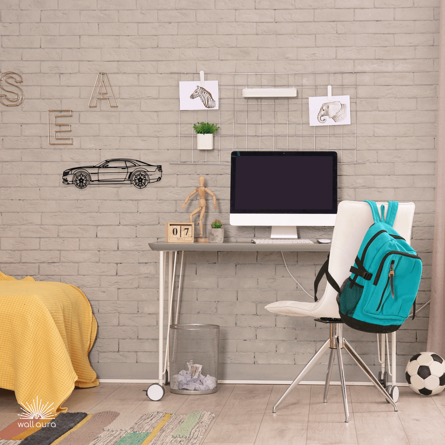 רכב ממתכת לקיר