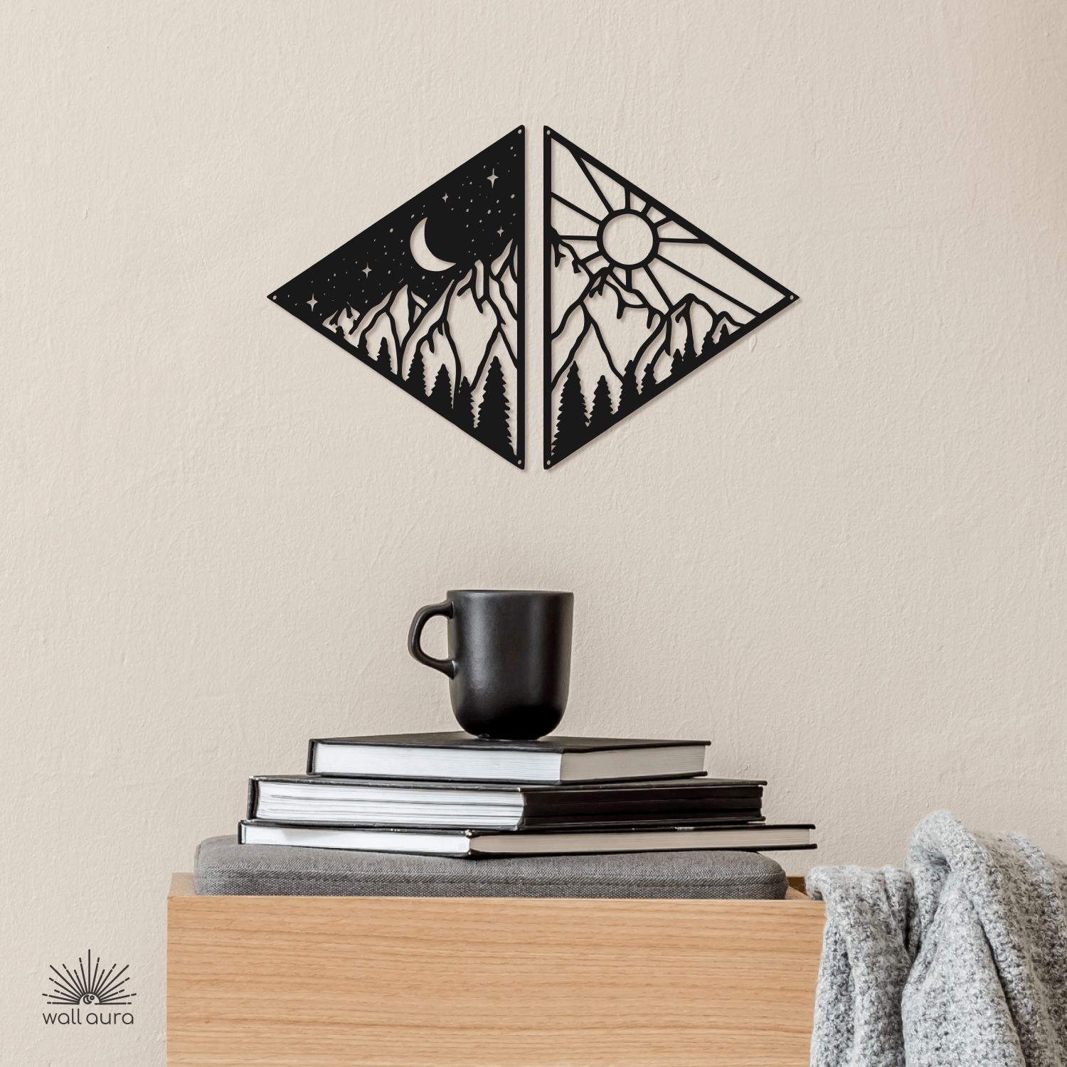 שמש ירח והרים משולשים ממתכת